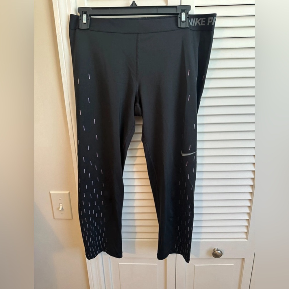 Nike Pro 3/4 Leggings with pinkish purple design on the side XL